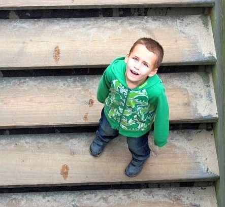 Bild von Junge auf Treppe