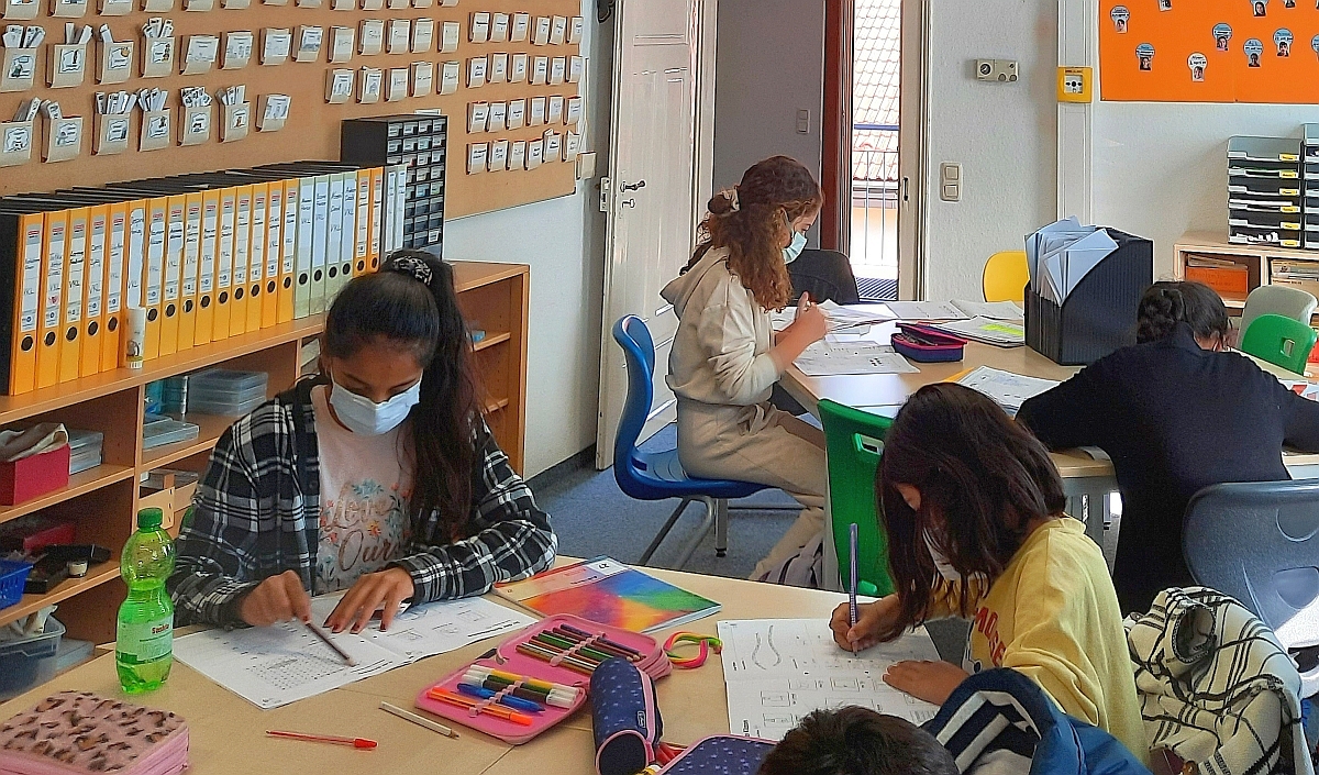 Schülerinnen einer VKL arbeiten in Einzelarbeit