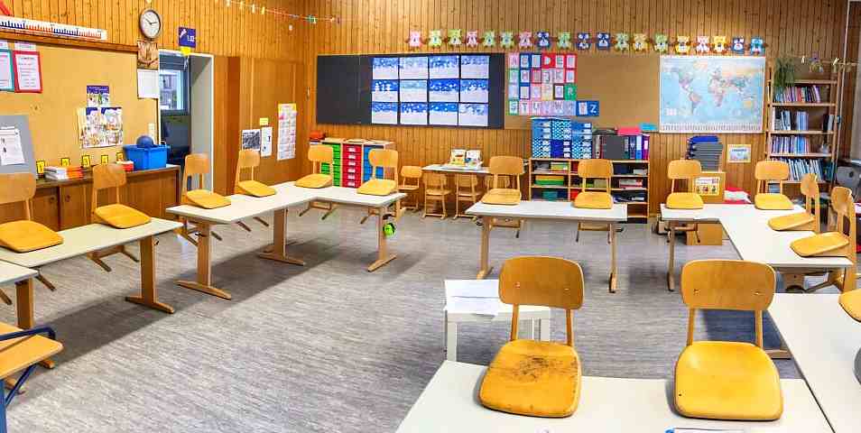 Bild von leerem Klassenzimmer