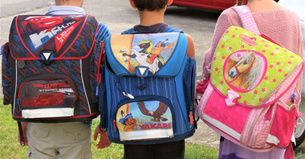 Foto von Kindern mit Schulränzen