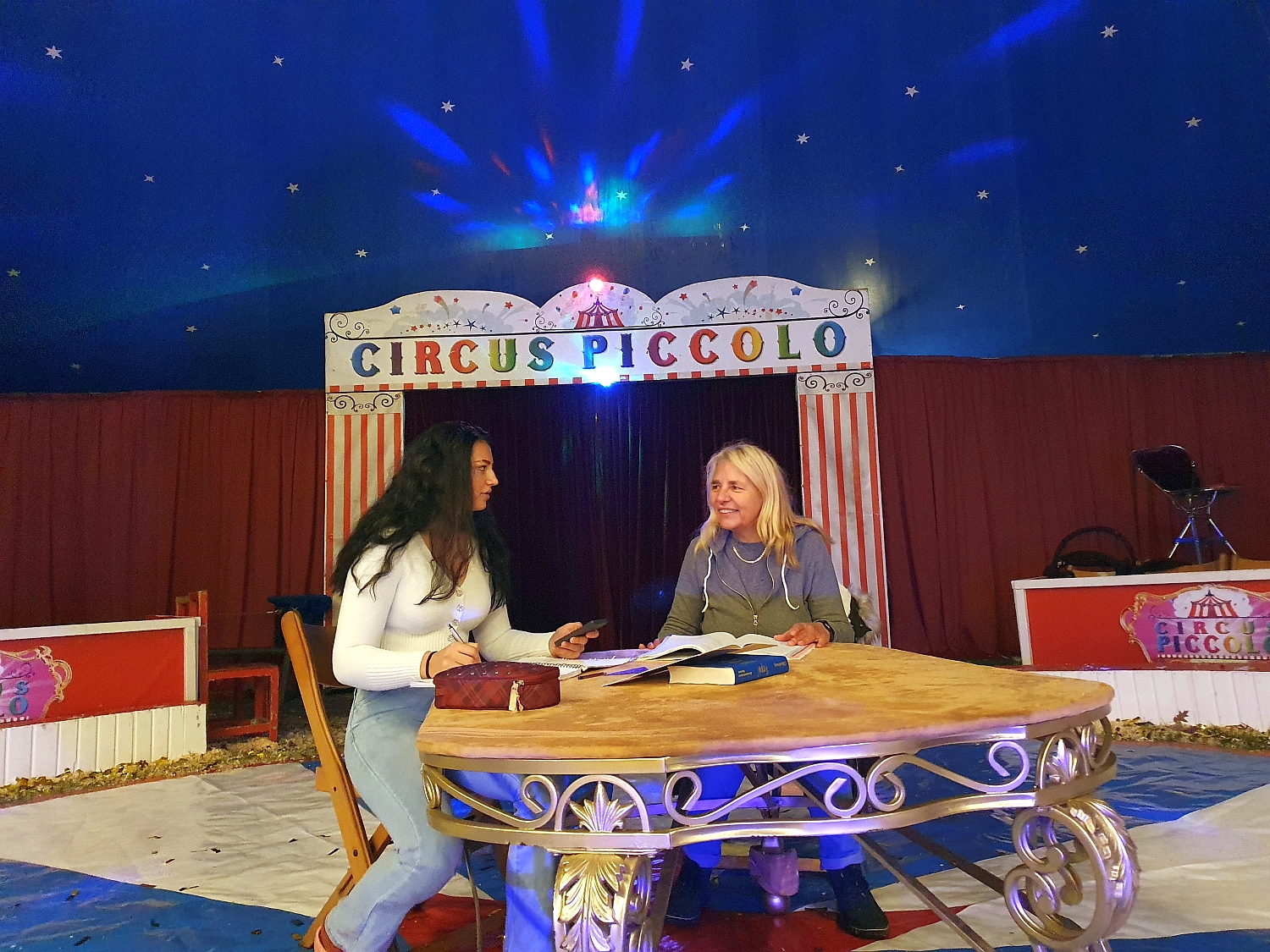 Lehrerin unterrichtet Schülerin im Zirkus