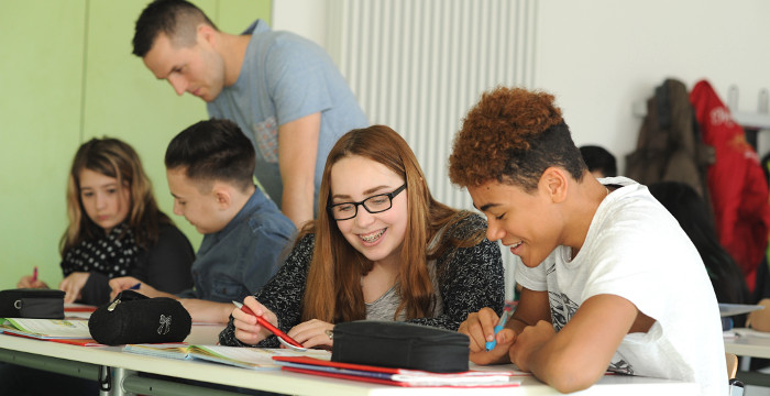 Realschüler mit Lehrer im Klassenzimmer Realschüler mit Lehrer im Klassenzimmer