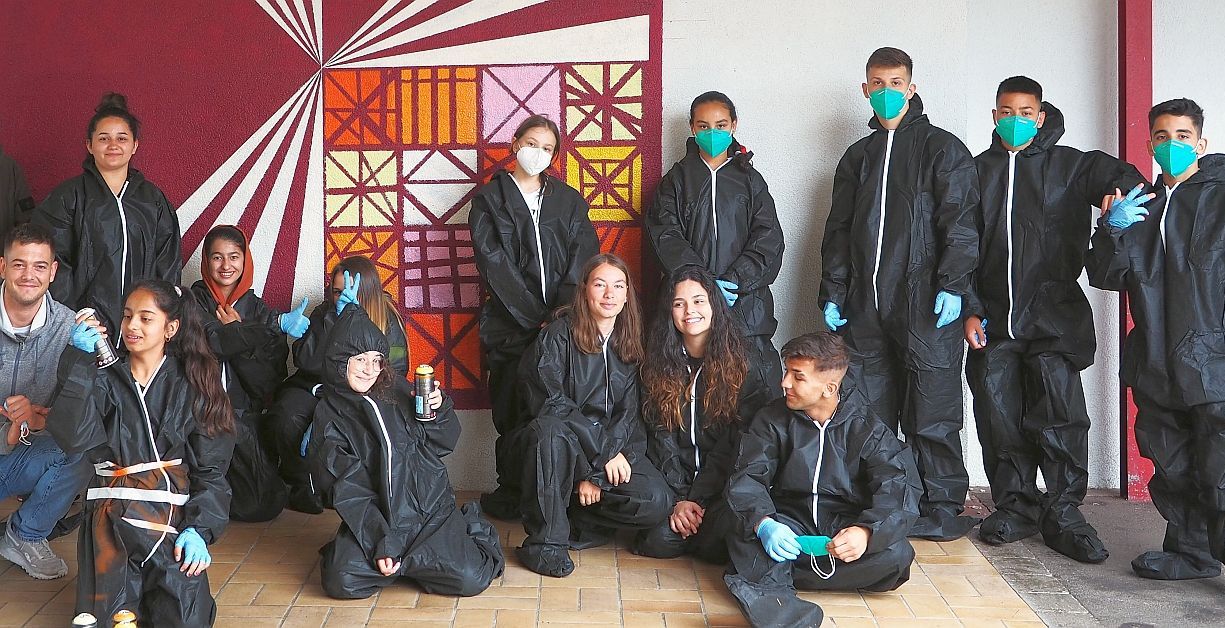 SchülerInnen vor Gruppenkunstwerk